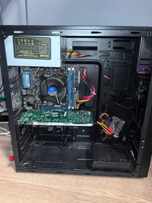Настолен компютър ASUS , Intel I3, Quadro, 8gb ram , SSD