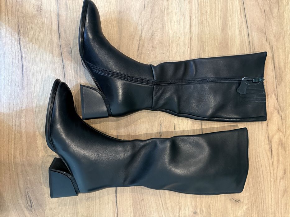 Черные кожаные сапоги