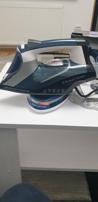 Fier de calcat Russell Hobbs