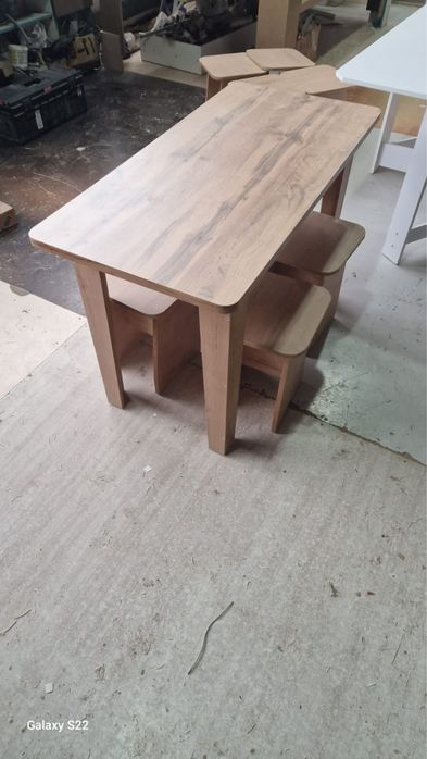 Стол, 4 стула.