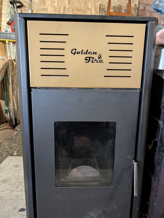 Продавам пелетна камина Golden Fire вПродавам и тон и половина пелети.