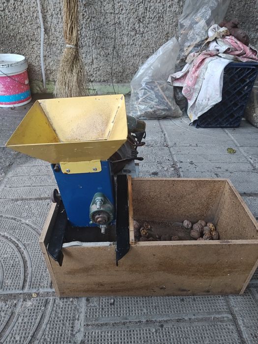 Машина за чупене на орехи и лешници