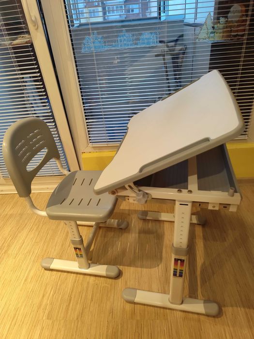 Продавам детско ергономично бюро