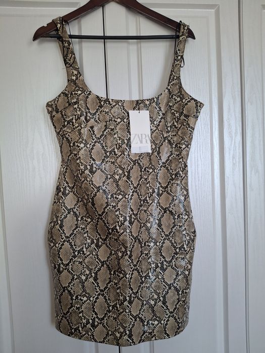 Красивейшее красное платье, новое, размер S,  платье на одно плечо,