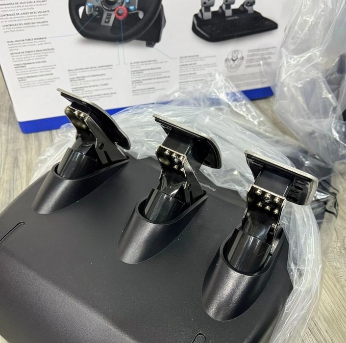 Logitech G29 + педали като нови, много малко използвани