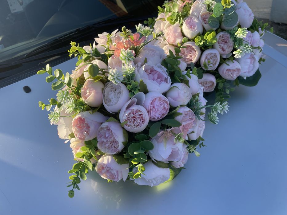 Aranjament de pus pe masina la nunta