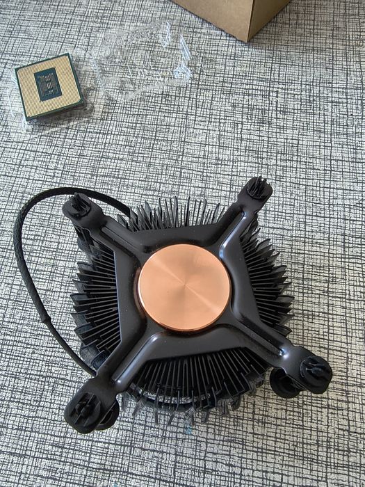 Продавам процесор Intel i3 12100F