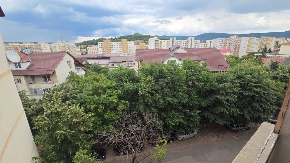 Inchiriez apartament ultracentral Zalau, 3 camere, 87mp, etaj 4/4
