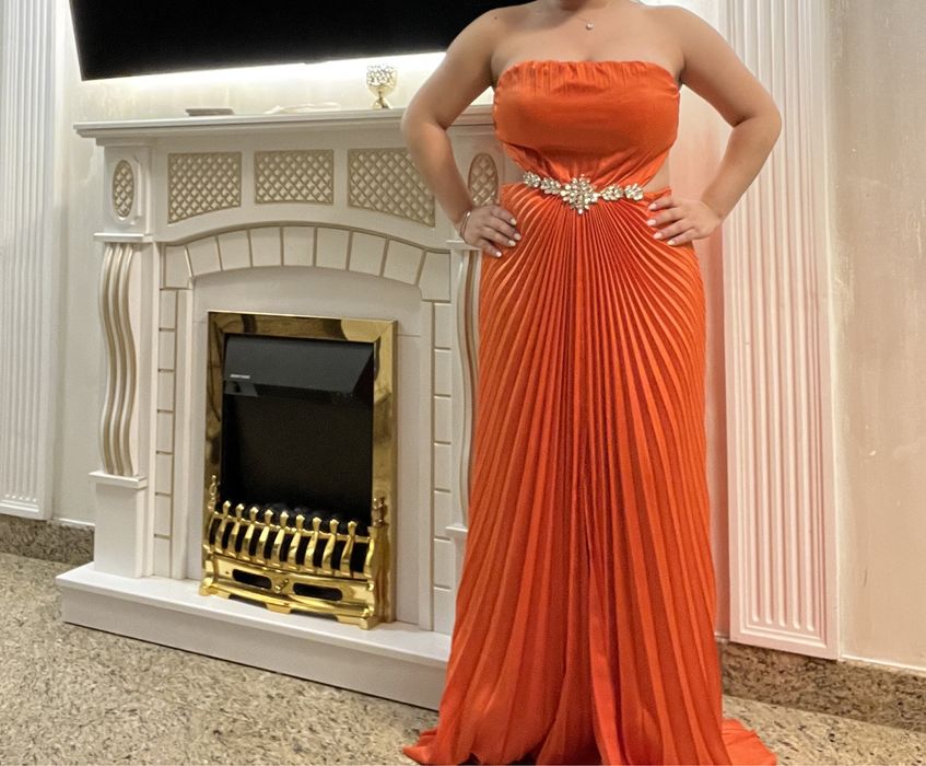 Rochie de seara culoare coray accesorizata cu pietre