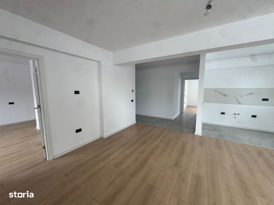 Apartament 3 camere cu balcon si curte/ loc de parcare/ statie STB