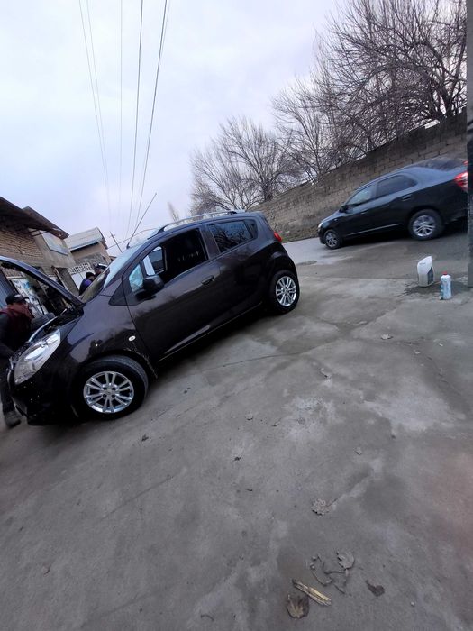 Mashina Chevrolet Spark sotiladi