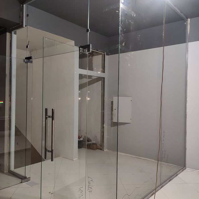 Изготовление стеклянные двери, витражи, душевые кабинки и другие.