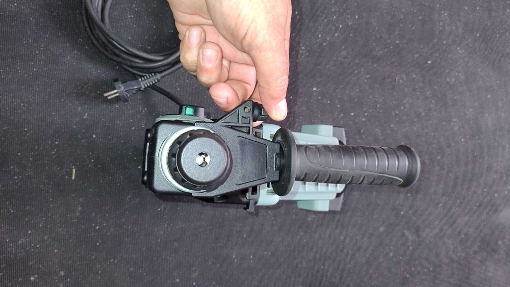 DH 28 PD HITACHI ciocan rotopercutor SDS- plus 3,5 J, cu aspirator praf detașabil