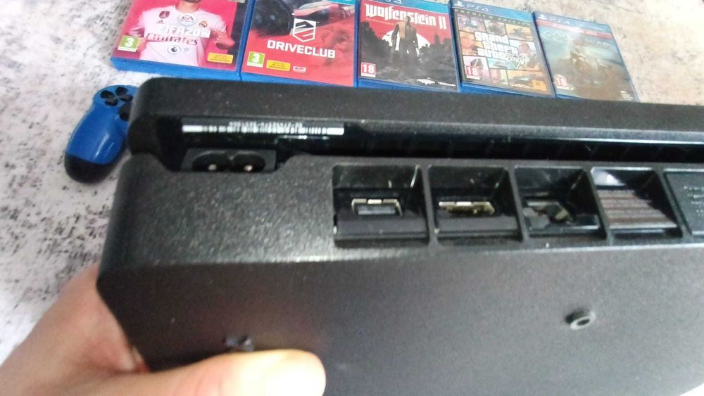PlayStation 4 Slim + 2 controllere (un controler defect) + 10 jocuri originale