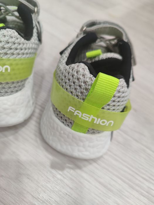 Кросовки для мальчика спортивные.