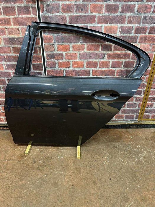 Usa stanga spate BMW g30