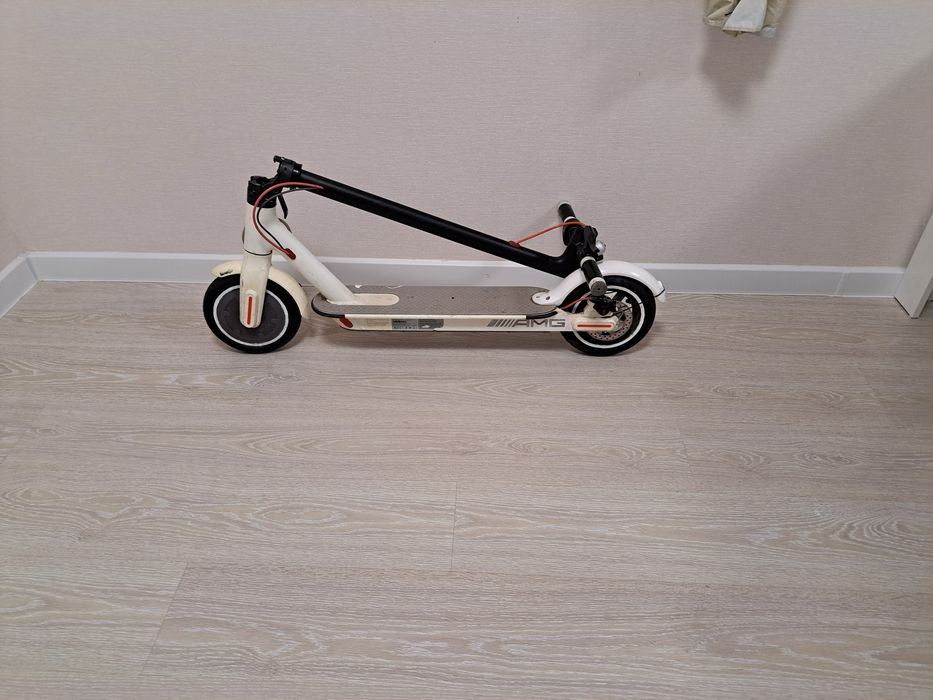 Продам идеальный  электросамокат XIOMI M365 сиоми