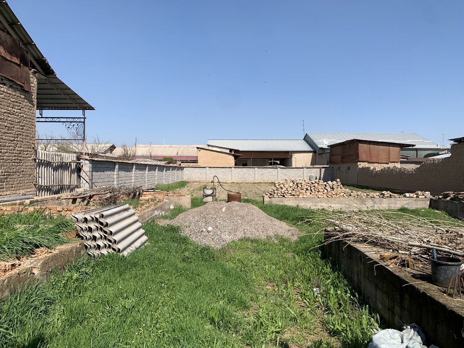 Uchastka hovli uy sotiladi