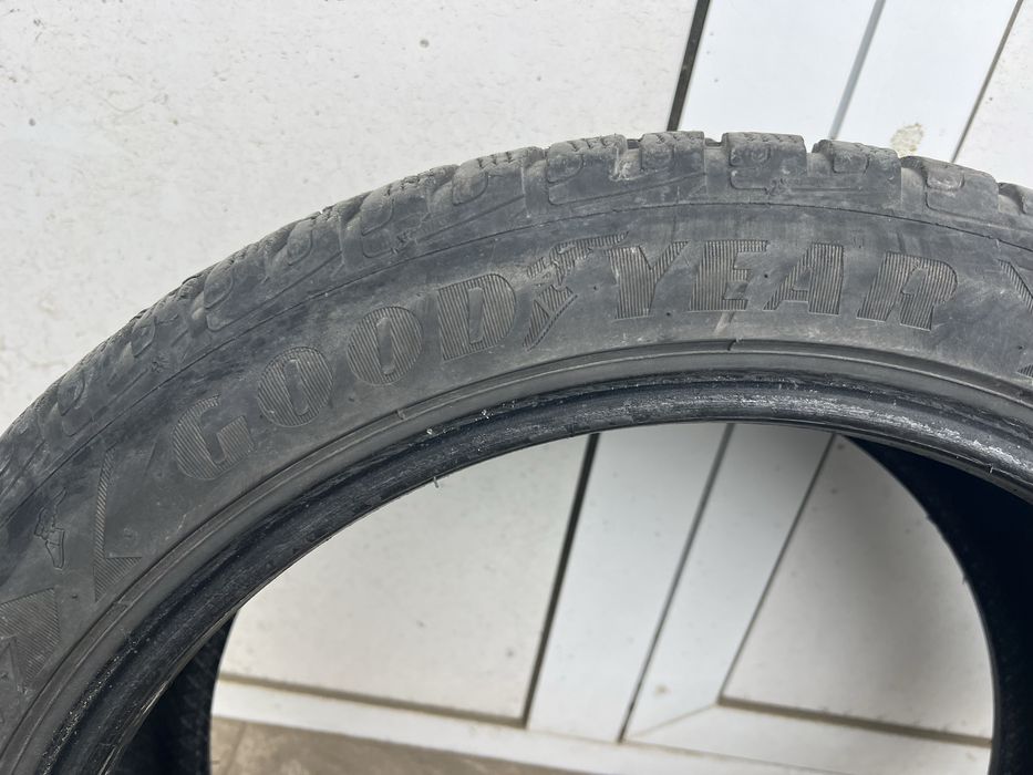 Зимни гуми Goodyear 225 45 18 в добро състояние