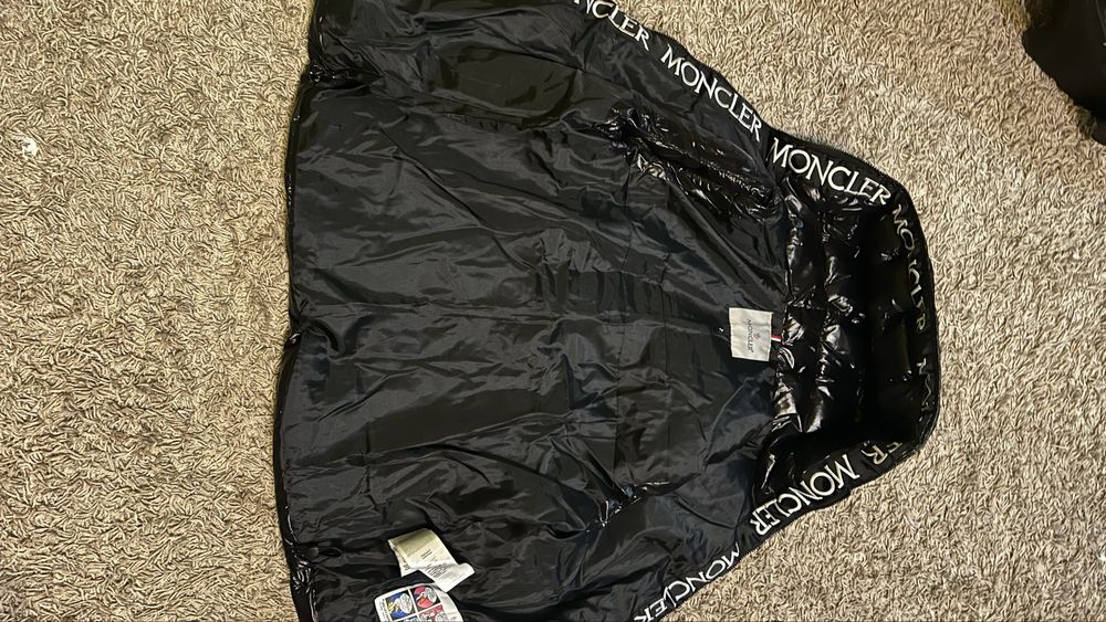 Продам жилетку Moncler