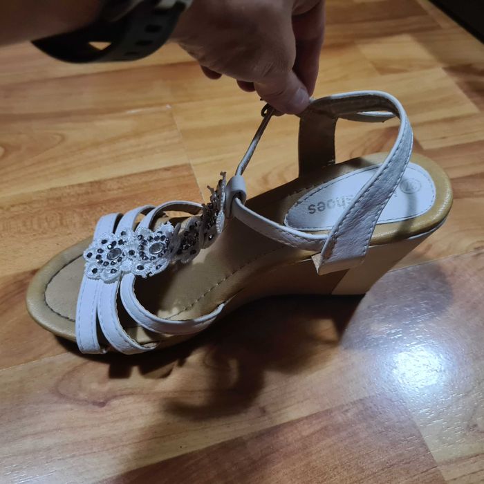 Vand sandale purtate o singura data