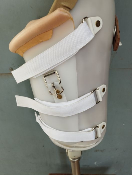 Proteza picior stâng cu articulație.