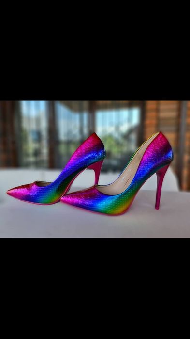 Красивые, нарядные туфли.