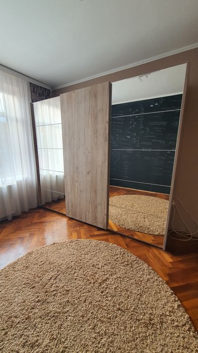 Dulap mare, modern, cu uși culisante și oglinzi