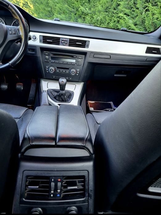 Vand BMW E90 an 2008  pret  usor negociabil