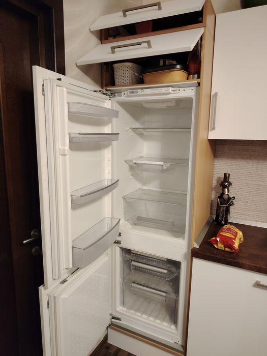 VÂND Combina frigorifica incorporabil NEFF FOLOSITA cu  corp mobilă