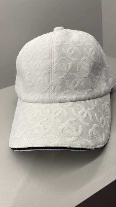 Шапки на марките Fendi, Loro Piana, Chanel