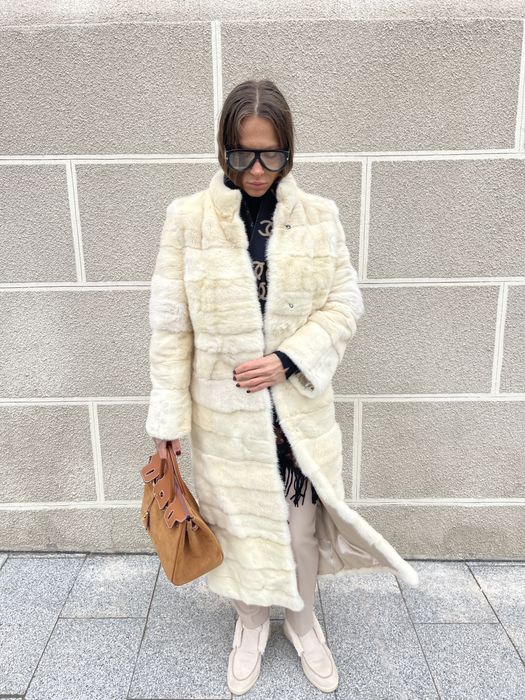 Haina lunga din blana naturala de vizon culoarea untului