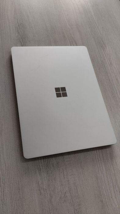 Microsoft surface noutbuk