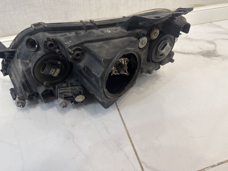 Фара от тойоты марк х