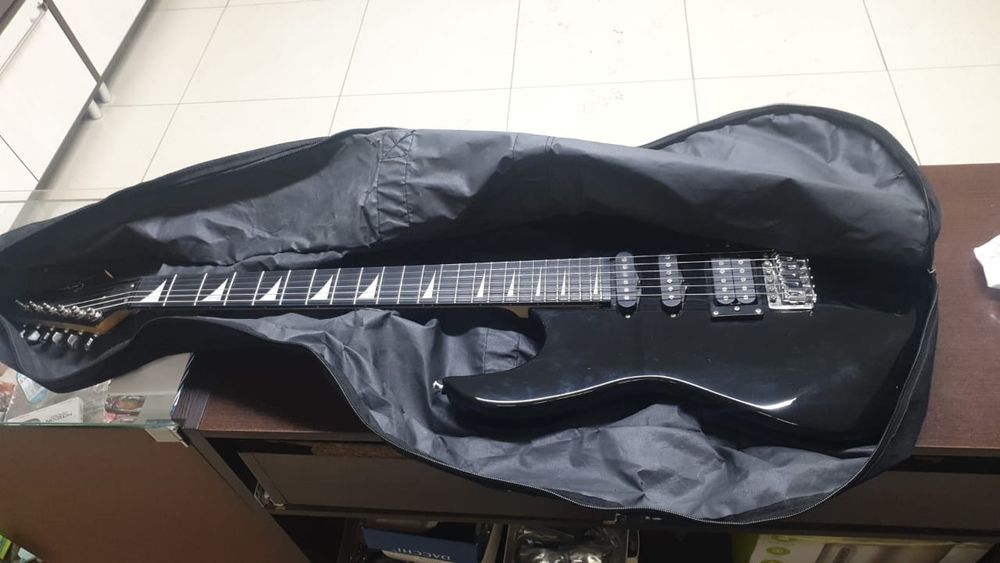 Продам электрогитару Smiger