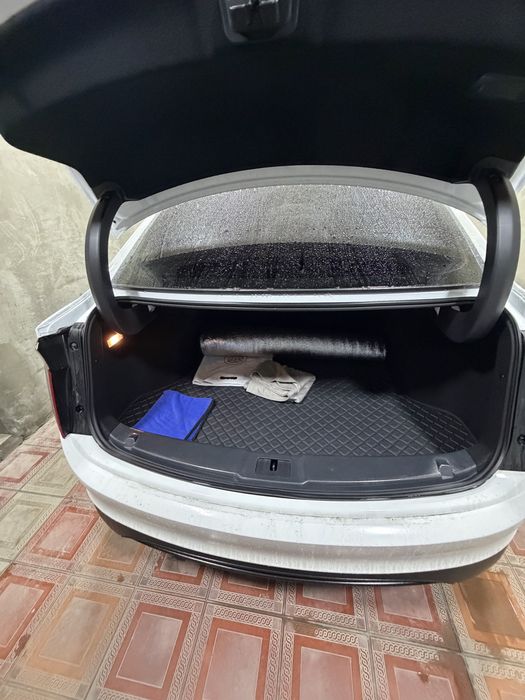 2025 yil Hongqi eqm-5. 500km