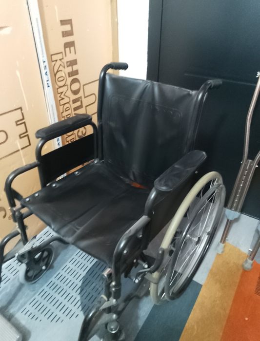Инвалидная коляска и костыли