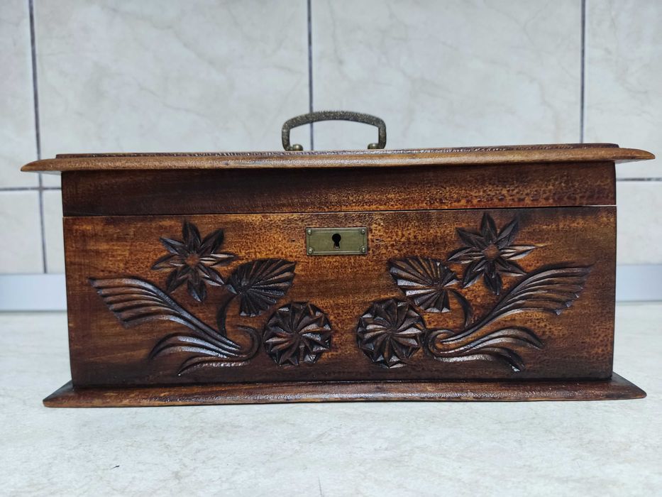 Caseta, cutie veche sculptata, din lemn masiv