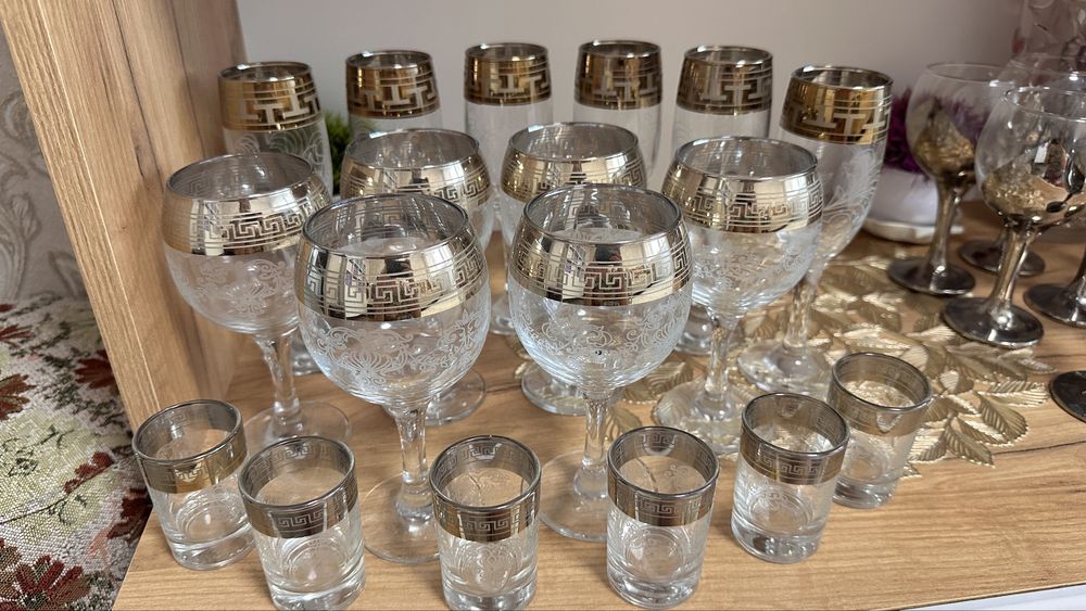 Фужеры, рюмки, чайный сервис.