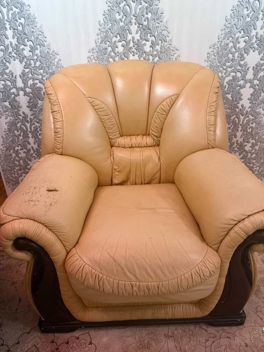 Кожаный диван и 2 кресла