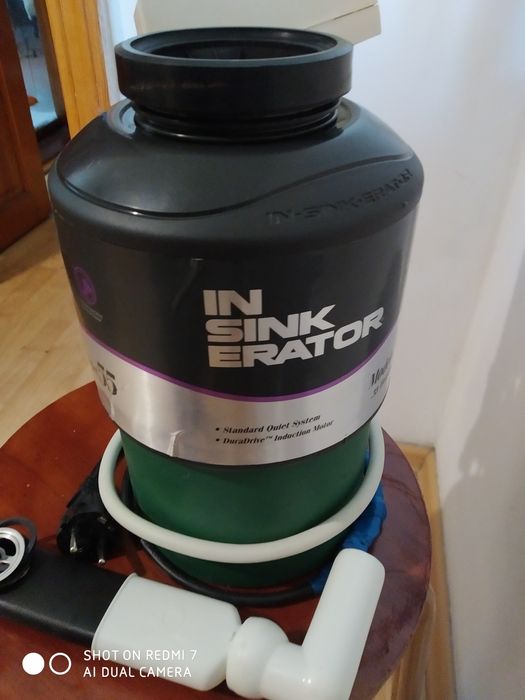 Продам кухонный РАЗМЕЛЬЧИТЕЛЬ бытовых отходов в отличном состояние