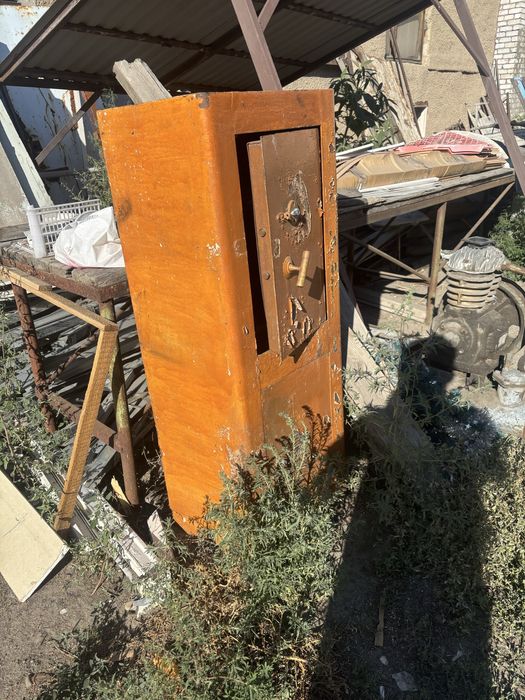 Сейф металлический