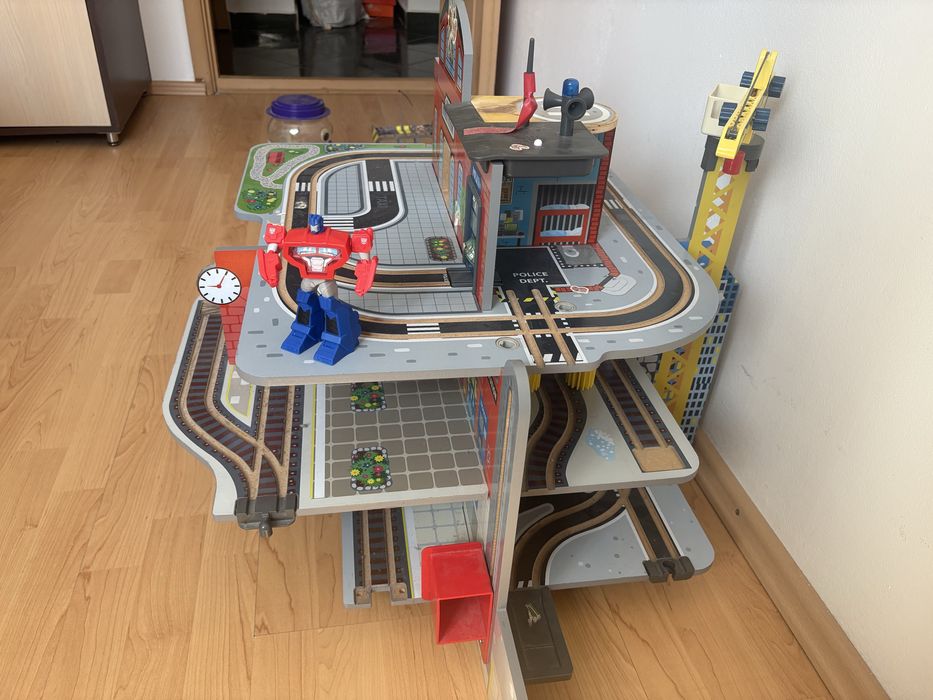 Parcare din lemn multifunctionala pentru masinute