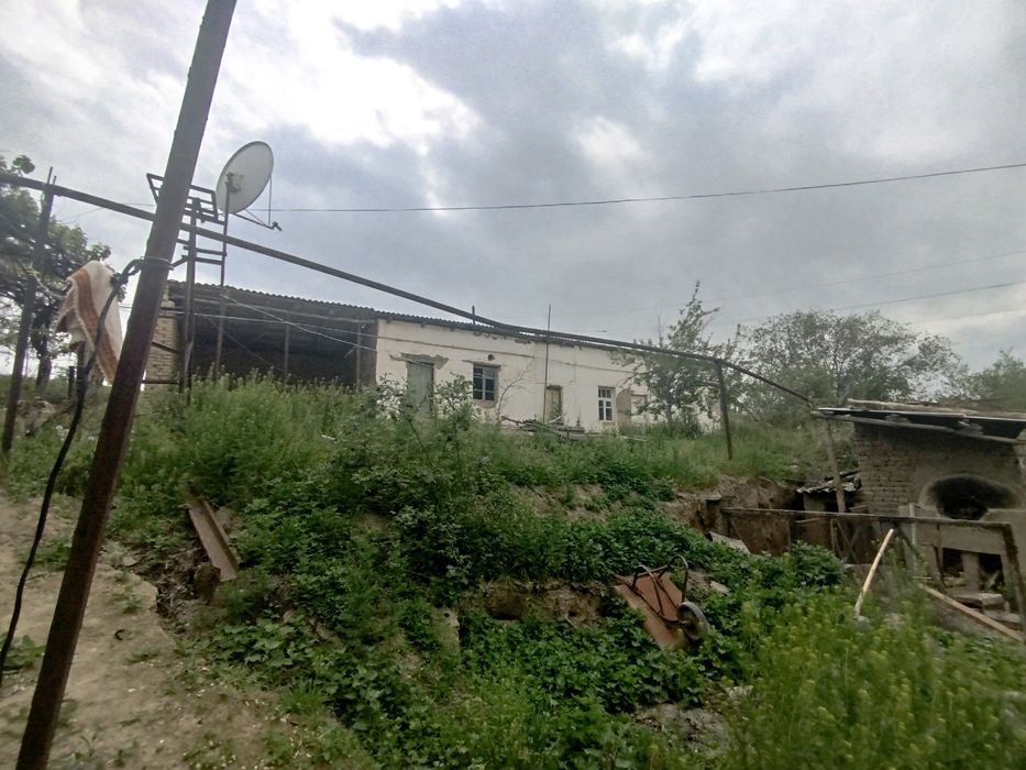 Toshkent viloyati Bekobod shahar 5-uchastkadan uy sotiladi