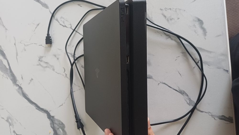 Play station 4 slim 1TB 4ta josytik