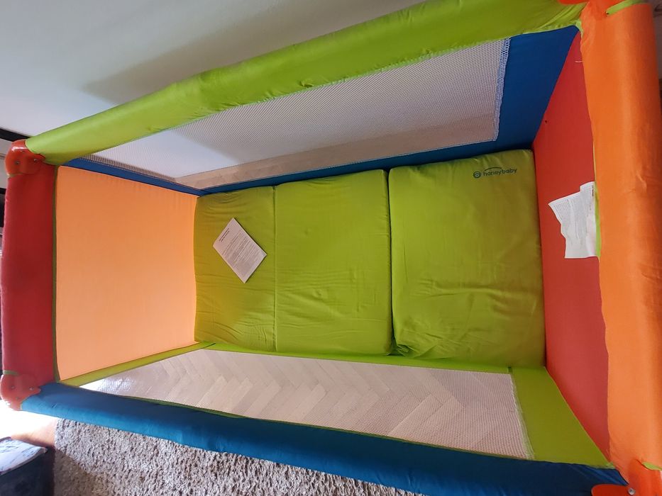 Многоцветна комфортна бебешка кошара легло за сън и игра