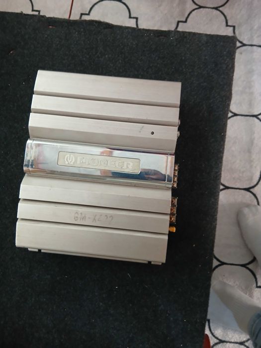 Музика за кола бас каса със стапало и сд плеар JBL