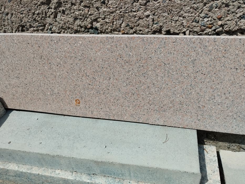 Гранитный бордюр.