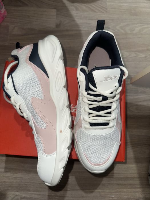 Кроссовки женские