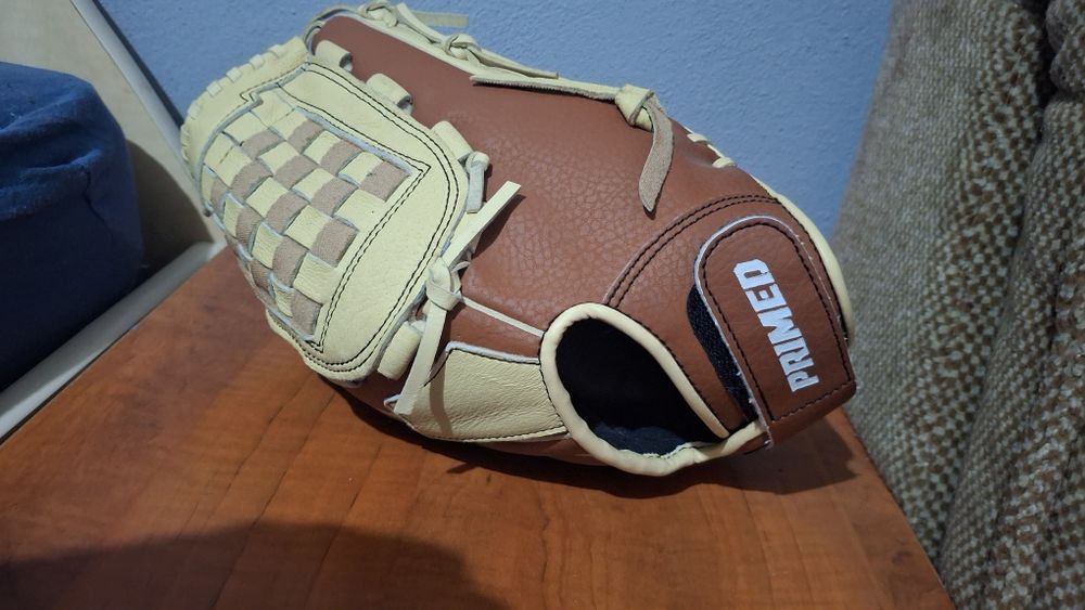 Vând mânușă Baseball/Softball. Primed 12 Velocity.+doua mingi.